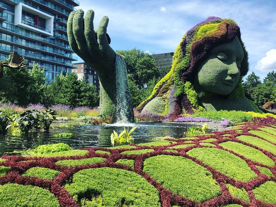 Mosaiculture living sculpture in a botanical garden